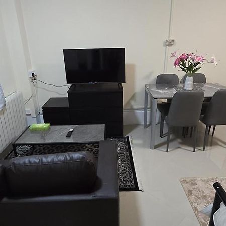 Shanti House Enfield Bagian luar foto