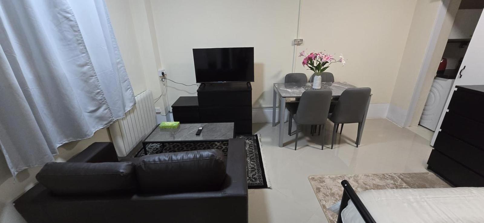 Shanti House Enfield Bagian luar foto