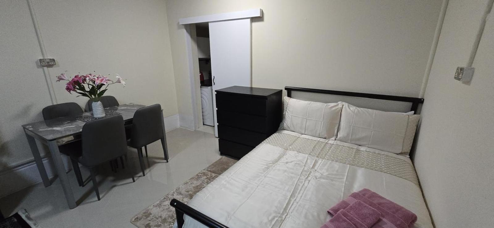 Shanti House Enfield Bagian luar foto